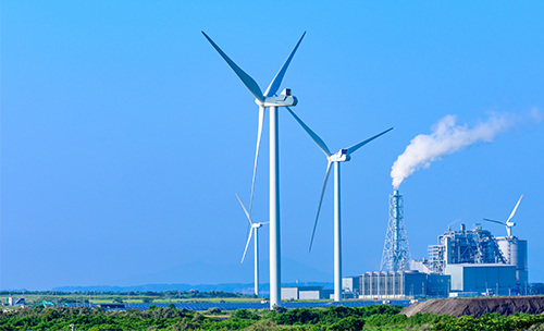 風力発電設備が立ち並んでいる写真