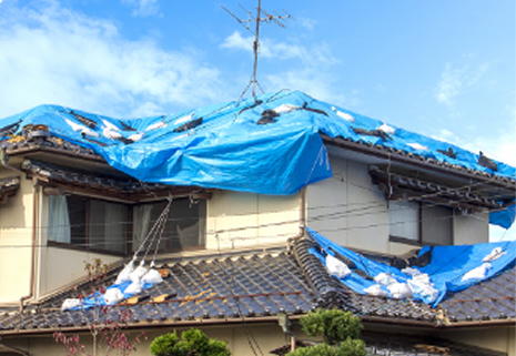 屋根の破損にブルーシートで応急処置が必要！