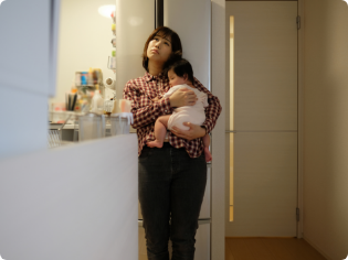 赤ん坊を抱いた女性が困っている様子の写真
